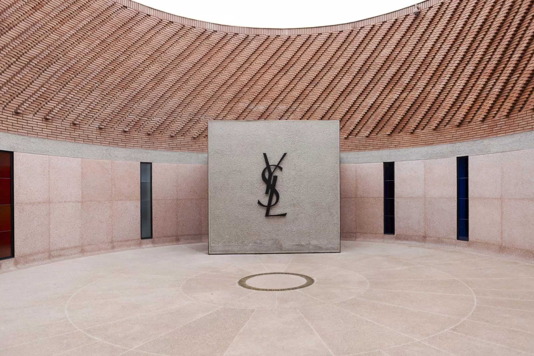 Photo intérieure du musée avec dalle de béton marquée YSL