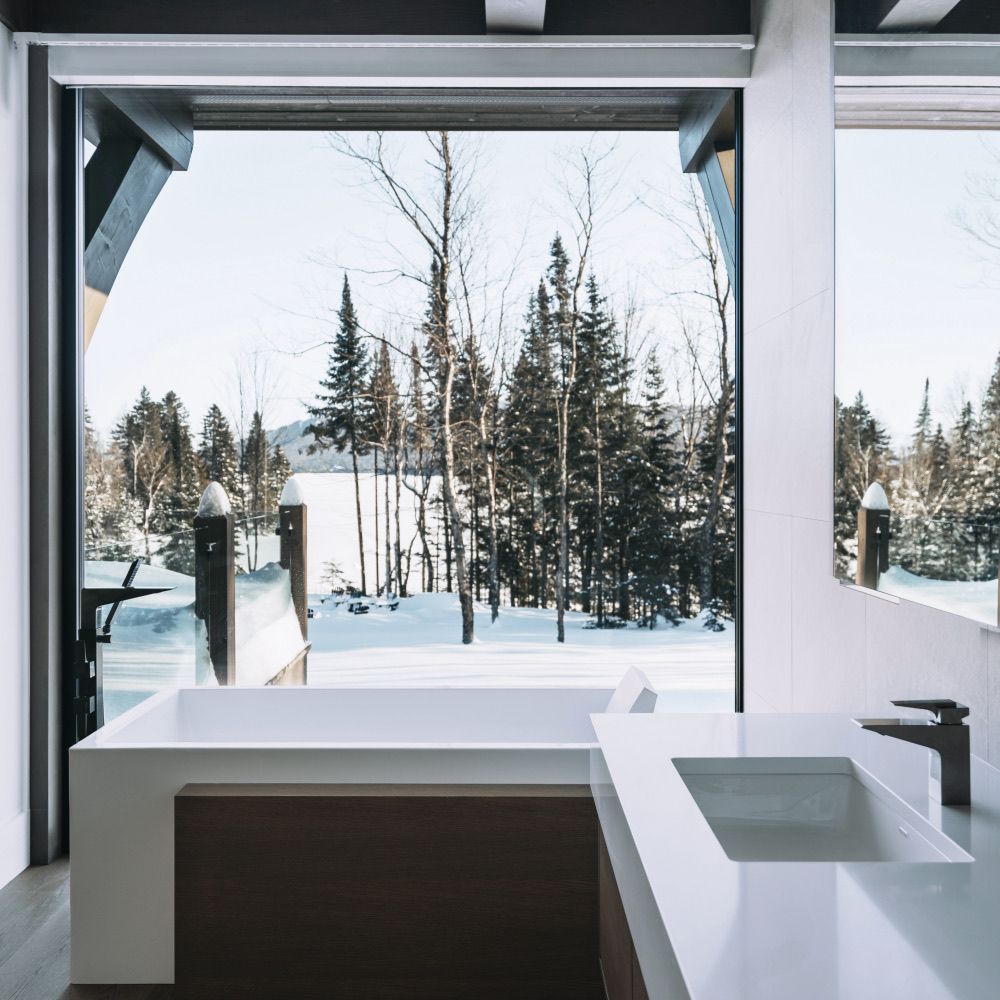Photo d'une salle de bain avec fenêtre donnant sur un boisé