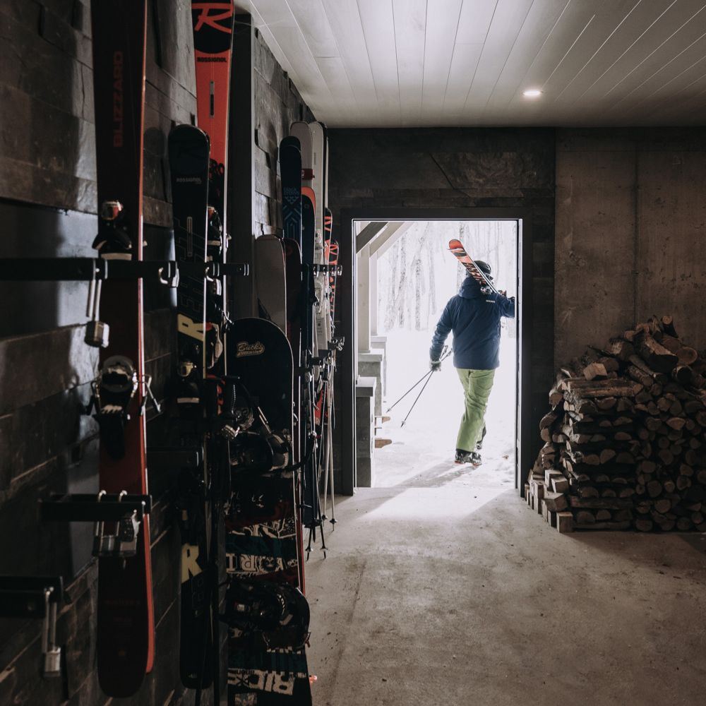 Photo of the storage space for skis and snowboards
