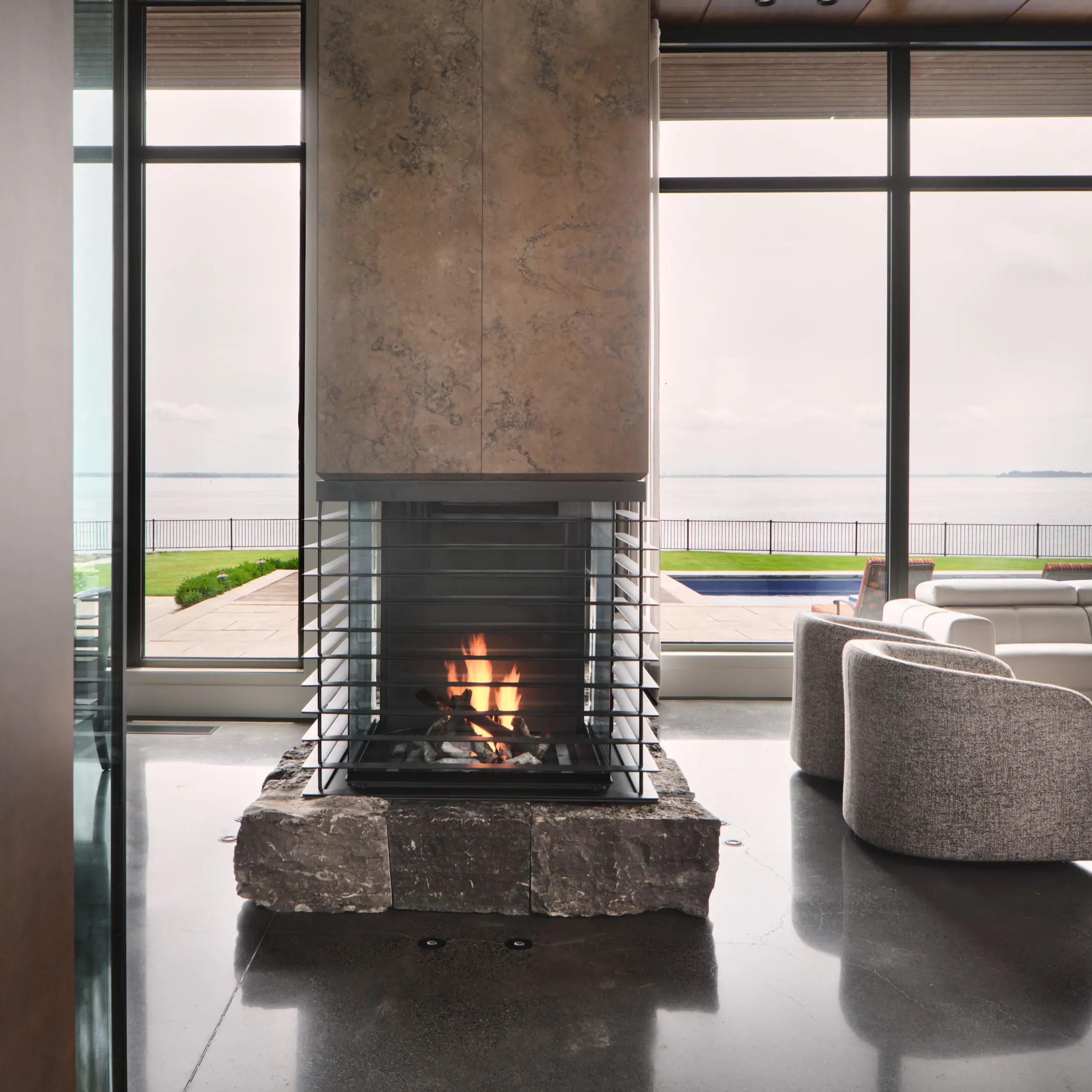 Photo du foyer triple faces avec vue sur le fleuve