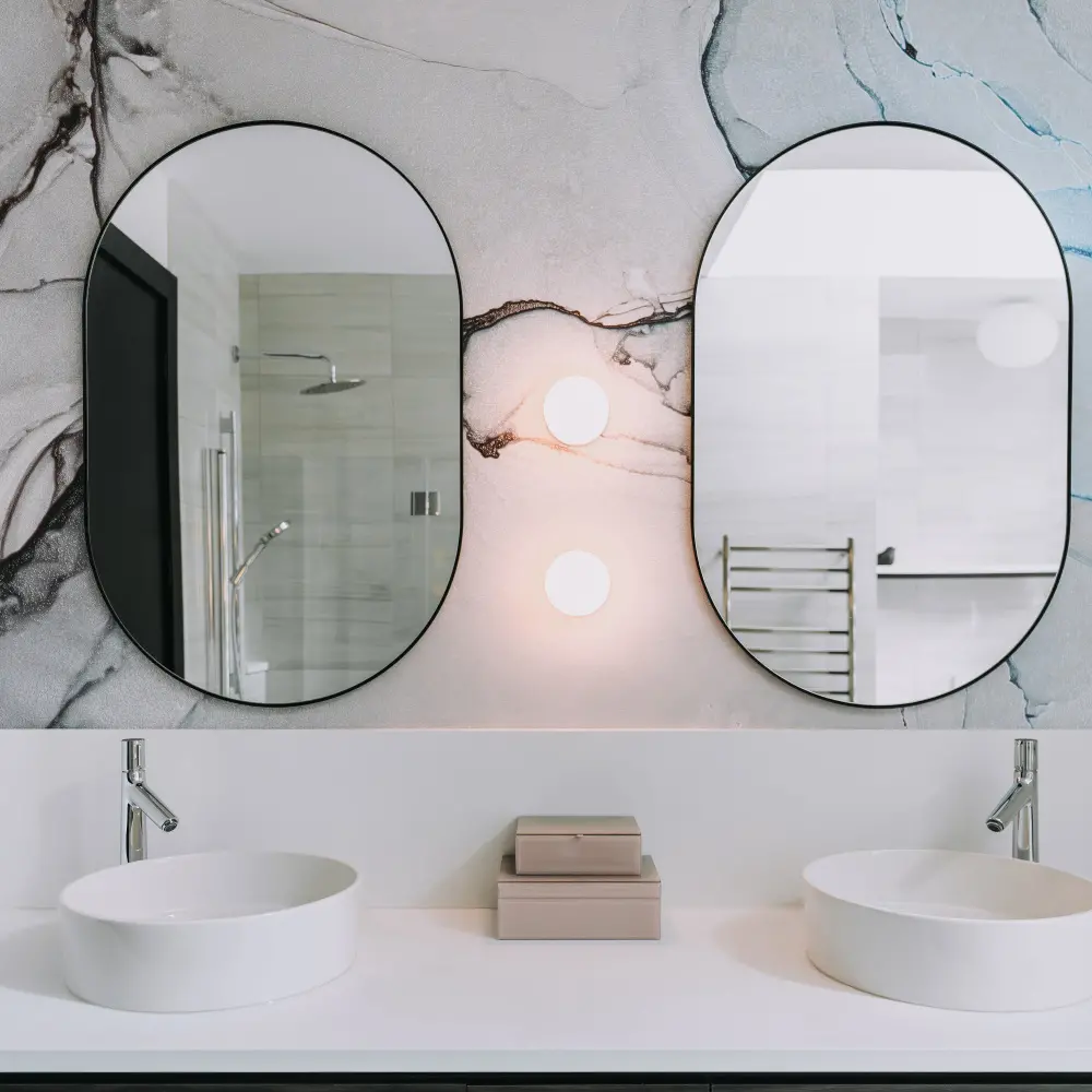 Photo de la salle de bain avec lavabos jumeaux