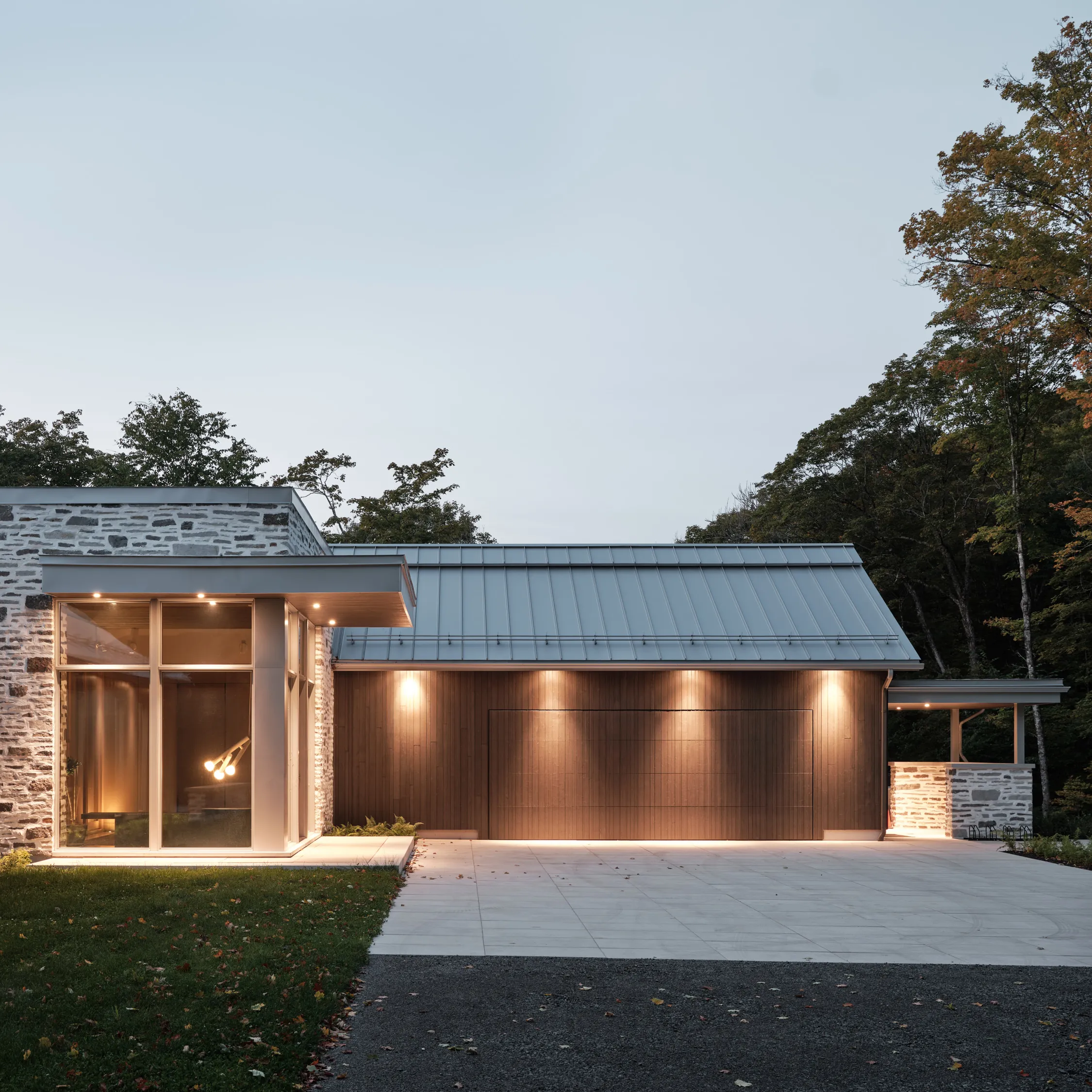 Photo de la façade extérieure à la tombée de la nuit