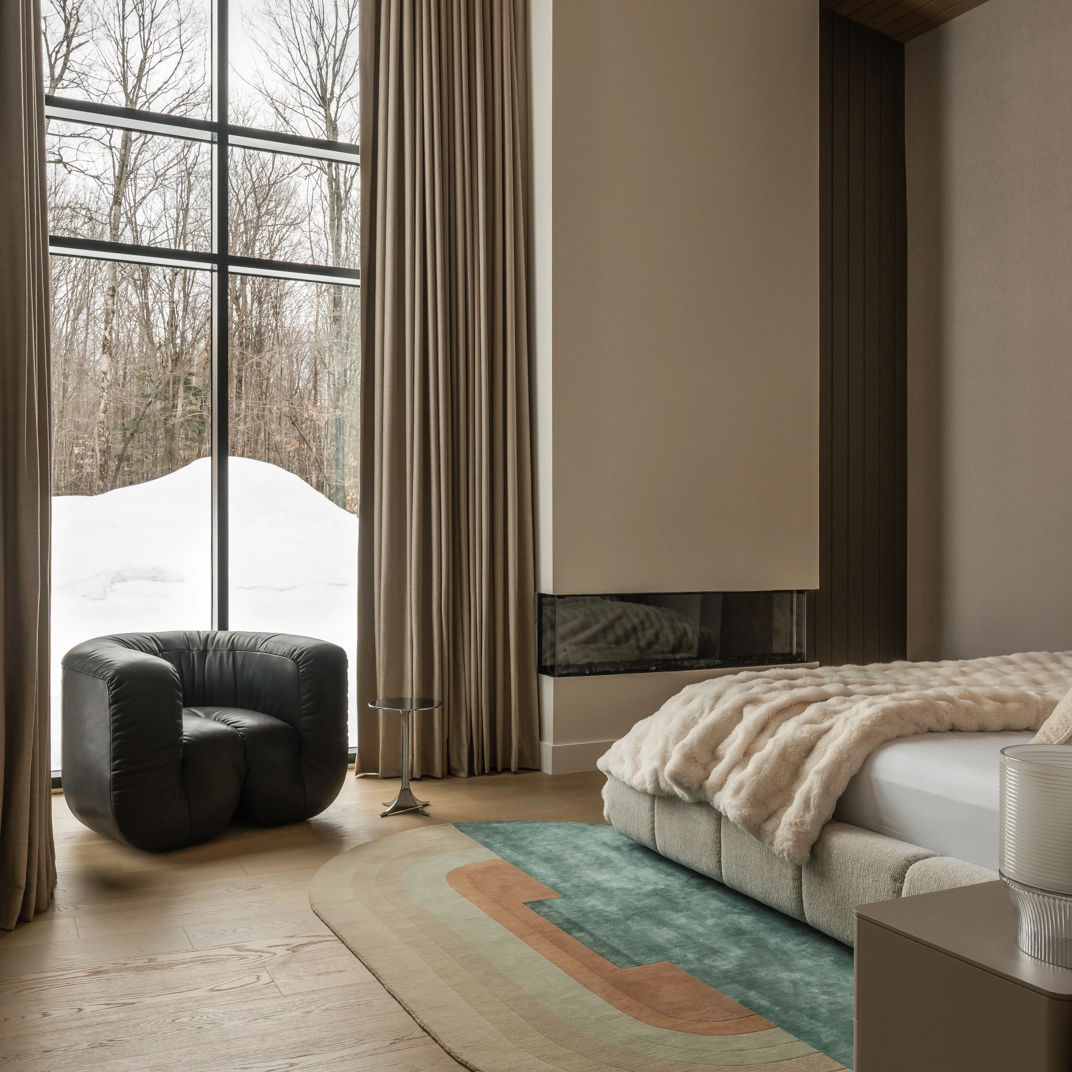 Vue du foyer et de la fenêtre de la chambre principale