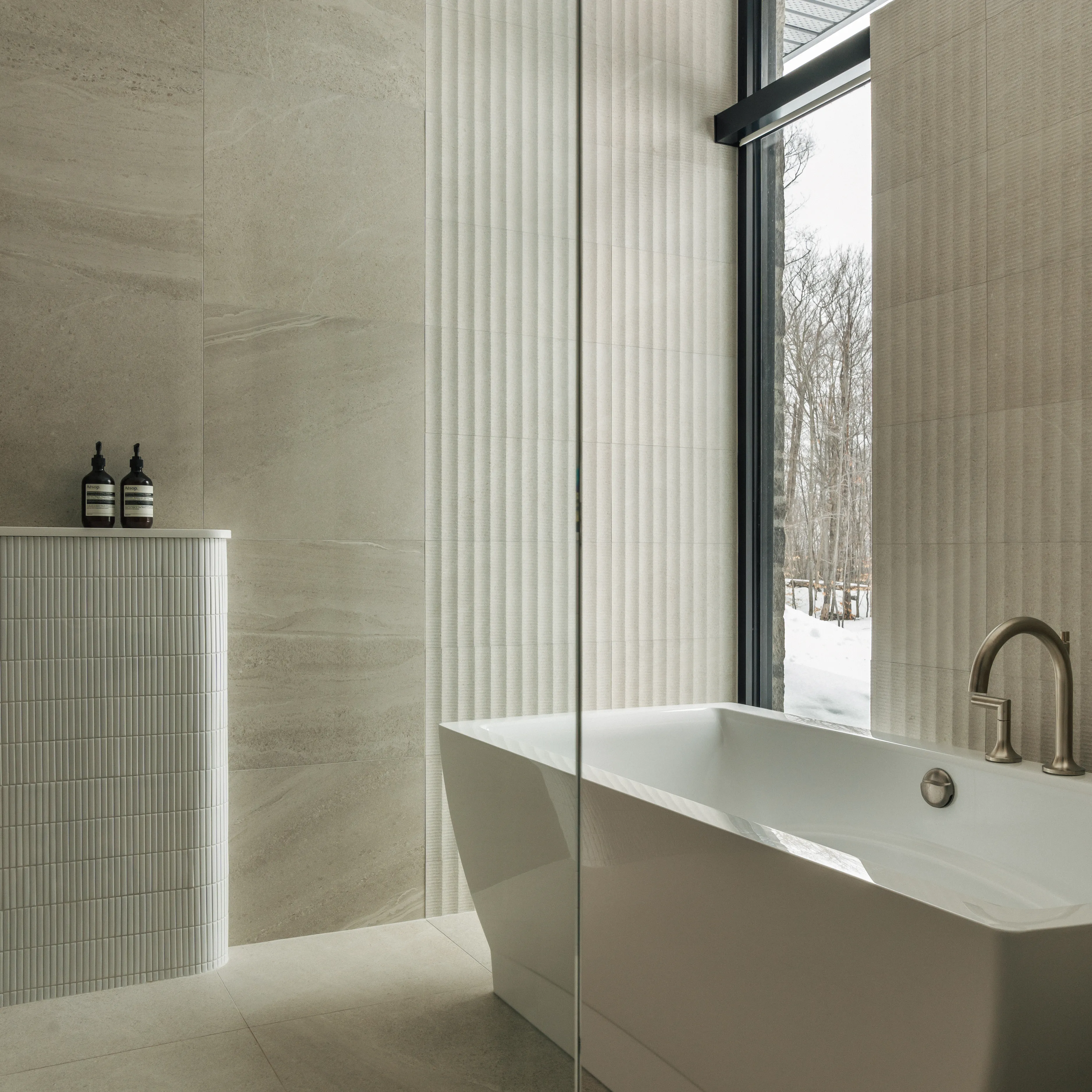 Photo détaillée de la salle de bain principale