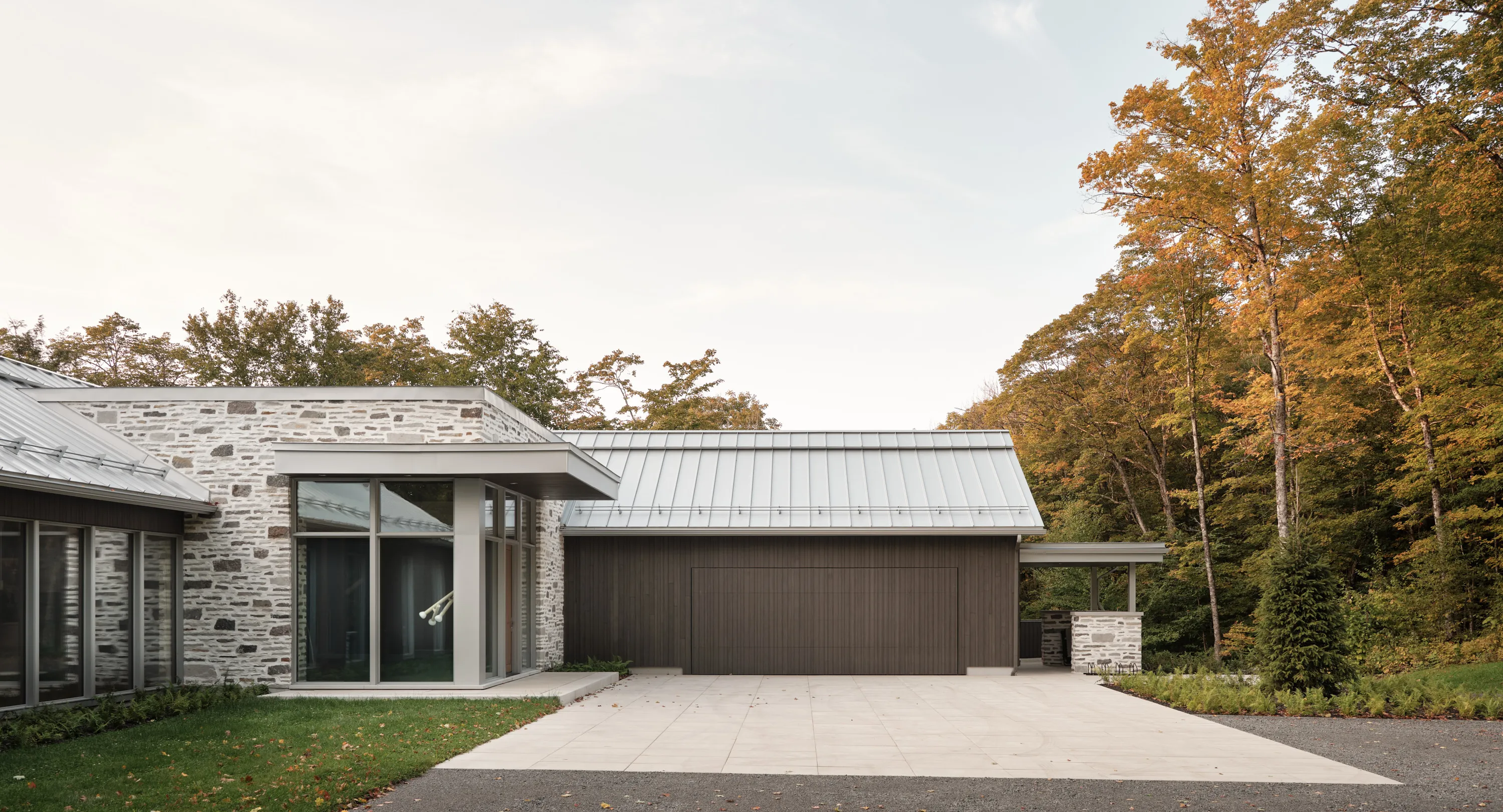 Photo de l'extérieur de la propriété dans un paysage d'automne