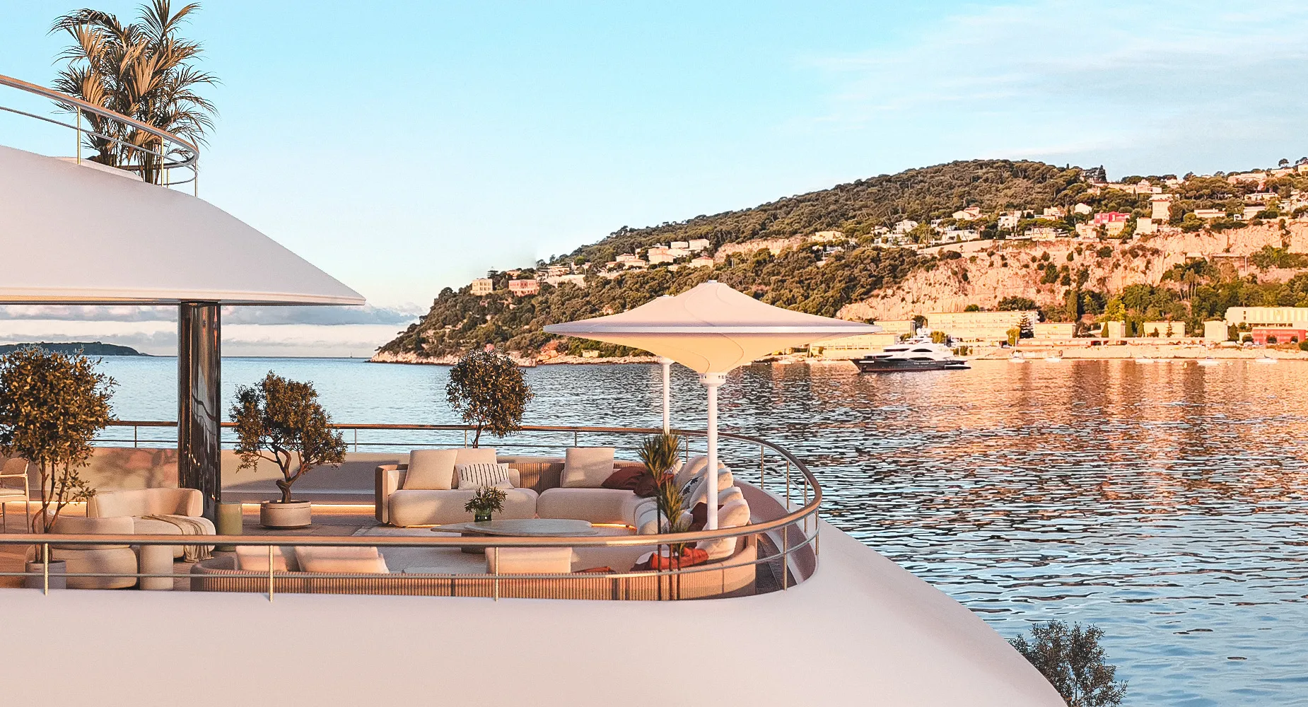 Image de l'arrière du yacht avec la côte en arrière-plan