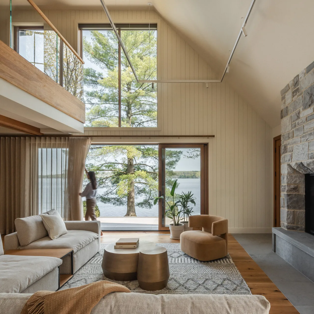 Vue du séjour avec le lac en arrière plan